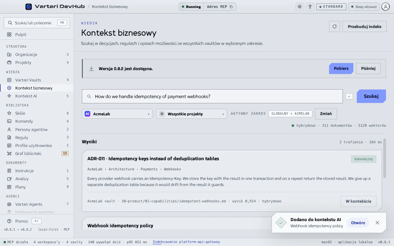 Ekran Kontekst biznesowy z pytaniem w polu wyszukiwania, zakresem ustawionym na jedną organizację i listą wyników z vaultem, ścieżką i wynikiem każdej notatki. Pokazane dane przykładowe są zmyślone.
