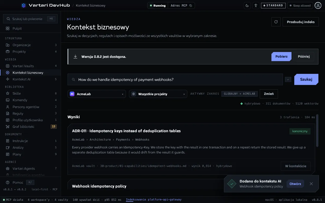 Ekran Kontekst biznesowy z pytaniem w polu wyszukiwania, zakresem ustawionym na jedną organizację i listą wyników z vaultem, ścieżką i wynikiem każdej notatki. Pokazane dane przykładowe są zmyślone.